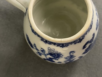 Trois verseuses et un saupoudroir sur pr&eacute;sentoir en porcelaine de Chine en bleu et blanc, Qianlong