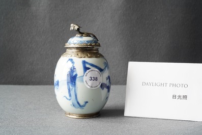 Een Chinese blauw-witte theebus met Nederlandse zilveren montuur, Kangxi