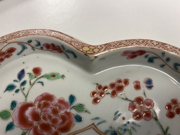 Une th&eacute;i&egrave;re, une bo&icirc;te &agrave; th&eacute;, un cr&eacute;mier et leur plateau en porcelaine de Chine famille rose, Qianlong