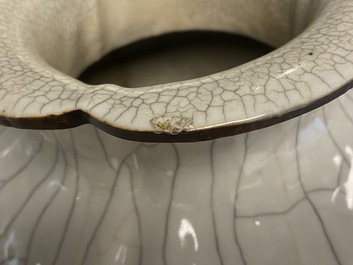 Un vase trilob&eacute; en porcelaine de Chine de type ge, marque de Yongzheng, 19&egrave;me