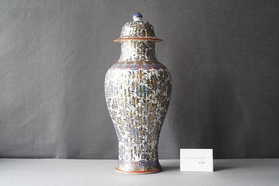 Un vase couvert en porcelaine de Chine en bleu et blanc surd&eacute;cor&eacute;, Kangxi