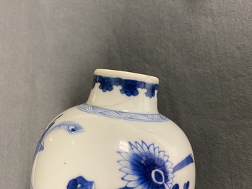 Twee Chinese blauw-witte vazen, Kangxi