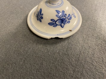 Twee Chinese blauw-witte vazen, Kangxi