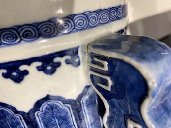 Un vase de forme hu en porcelaine de Chine en bleu et blanc, 19&egrave;me