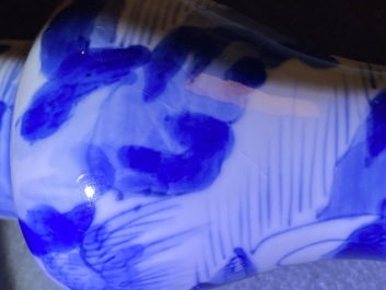 Twee Chinese blauw-witte vazen, Kangxi