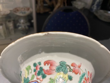 Une paire de vases en porcelaine de Chine famille rose, 19&egrave;me