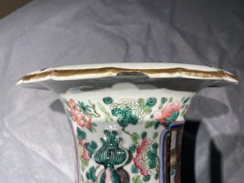 Une paire de vases en porcelaine de Chine famille rose, 19&egrave;me