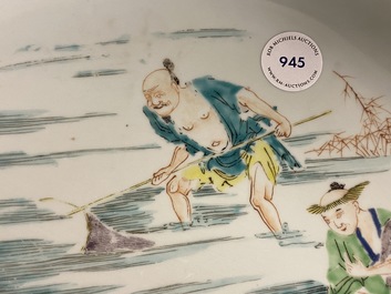Een grote Chinese famille rose schotel met vissers, Yongzheng/Qianlong