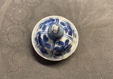 Une garniture de cinq vases en porcelaine de Chine en bleu et blanc, &eacute;pave Vung Tau, Kangxi