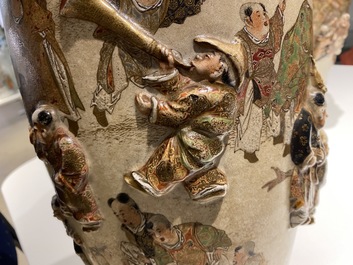 Deux vases en porcelaine Satsuma de Japon &agrave; d&eacute;cor en relief, Meiji, 19&egrave;me