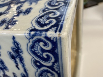 Une jardini&egrave;re en porcelaine de Chine en bleu et blanc &agrave; d&eacute;cor de dragons, 19&egrave;me