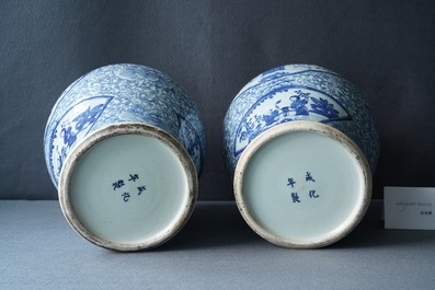 Een paar Chinese blauw-witte vazen, Chenghua merk, 19e eeuw