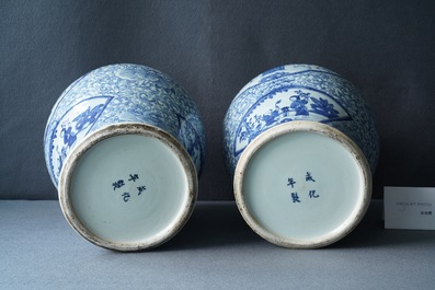 Une paire de vases en porcelaine de Chine en bleu et blanc, marque de Chenghua, 19&egrave;me