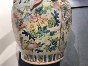 Cinq vases en porcelaine de Chine famille rose, 19&egrave;me