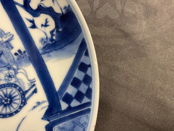 Une paire d'assiettes en porcelaine de Chine en bleu et blanc &agrave; d&eacute;cor narratif, Kangxi/Yongzheng