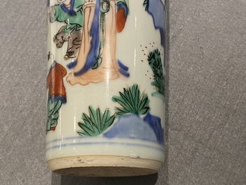 Un vase de forme rouleau en porcelaine de Chine wucai, &eacute;poque Transition