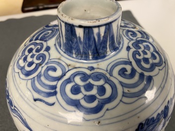 Un vase en porcelaine de Chine en bleu et blanc &agrave; d&eacute;cor de ph&eacute;nix, Jiajing/Wanli