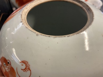 Quatre vases en porcelaine de Chine &agrave; d&eacute;cor en rouge de fer de lions bouddhistes, 19/20&egrave;me