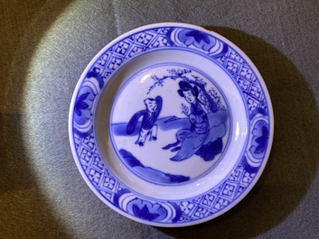 Cinq tasses et soucoupes en porcelaine de Chine en bleu et blanc, marque de Chenghua, Kangxi
