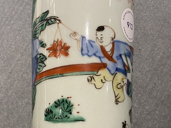 Un vase de forme rouleau en porcelaine de Chine wucai, &eacute;poque Transition