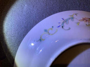 Une assiette d'anniversaire en porcelaine de Chine &agrave; fond jaune, marque et &eacute;poque de Guangxu