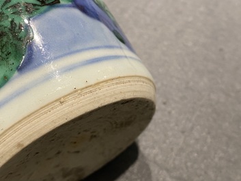 Un vase de forme rouleau en porcelaine de Chine wucai, &eacute;poque Transition