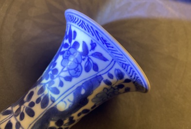 Une garniture de cinq vases en porcelaine de Chine en bleu et blanc, &eacute;pave Vung Tau, Kangxi
