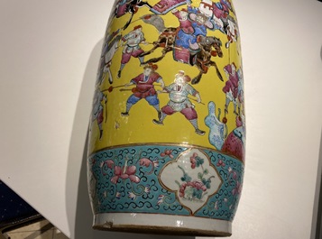 Un vase en porcelaine de Chine famille rose &agrave; d&eacute;cor de guerriers sur fond jaune, 19&egrave;me
