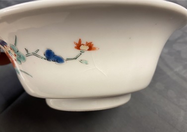 Een paar Japanse Kakiemon kommen met floraal decor, Edo, 17/18e eeuw