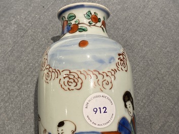 Un vase de forme rouleau en porcelaine de Chine wucai, &eacute;poque Transition