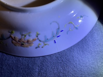 Une assiette d'anniversaire en porcelaine de Chine &agrave; fond jaune, marque et &eacute;poque de Guangxu