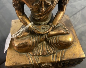 Een Chinese verguld bronzen figuur van Boeddha Amitayus, Qianlong, gedateerd 1770