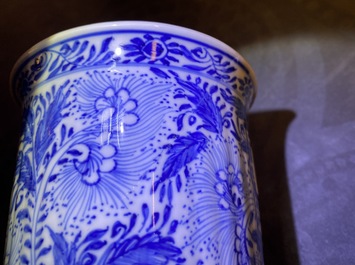 Deux gobelets et un vase de forme bouteille en porcelaine de Chine en bleu et blanc, Kangxi/Qianlong