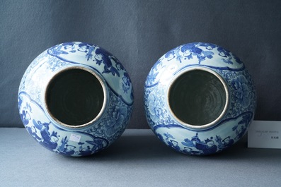 Une paire de vases en porcelaine de Chine en bleu et blanc, marque de Chenghua, 19&egrave;me