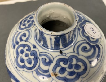 Un vase en porcelaine de Chine en bleu et blanc &agrave; d&eacute;cor de ph&eacute;nix, Jiajing/Wanli