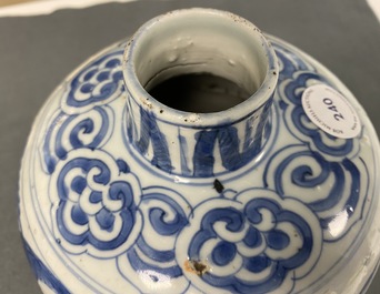 Een Chinese blauw-witte vaas met feniksen, Jiajing/Wanli