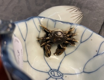 Een Chinese blauw-witte en koperrode 'krab in lotus' waterdruppelaar, Kangxi
