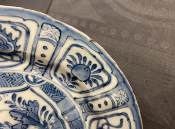 Un plat et deux assiettes en porcelaine de Chine en bleu et blanc de type kraak &agrave; d&eacute;cor de canards, Wanli