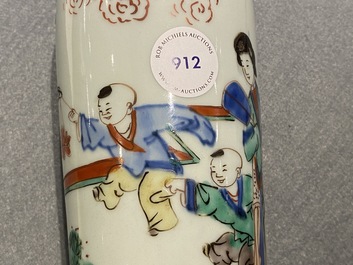 Un vase de forme rouleau en porcelaine de Chine wucai, &eacute;poque Transition