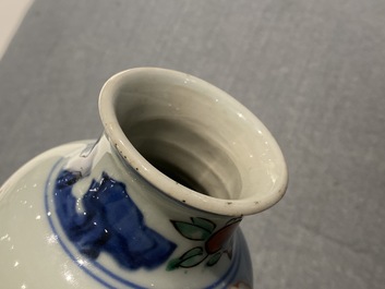 Un vase de forme rouleau en porcelaine de Chine wucai, &eacute;poque Transition