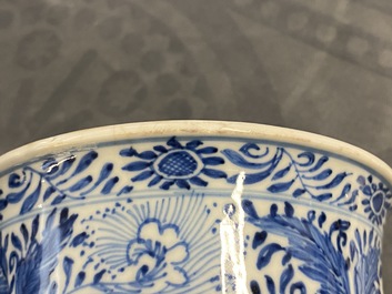 Deux gobelets et un vase de forme bouteille en porcelaine de Chine en bleu et blanc, Kangxi/Qianlong