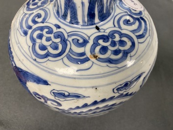 Een Chinese blauw-witte vaas met feniksen, Jiajing/Wanli