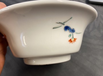 Een paar Japanse Kakiemon kommen met floraal decor, Edo, 17/18e eeuw