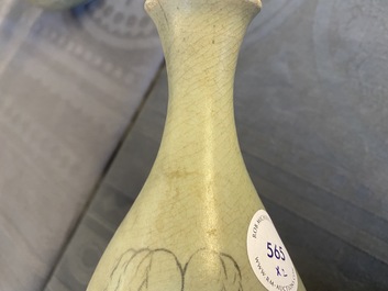 Deux vases en porcelaine c&eacute;ladon de Cor&eacute;e, probablement Goryeo/Joseon, 14/15&egrave;me