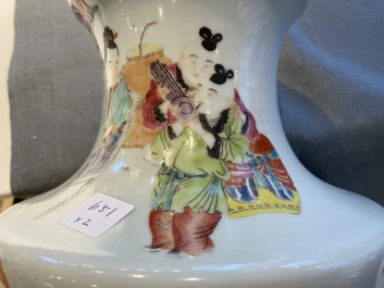 Une paire de vases en porcelaine de Chine famille rose de style Yongzheng, 19/20&egrave;me