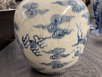 Een Chinese blauw-witte gemberpot met een draak en een feniks, Yongzheng