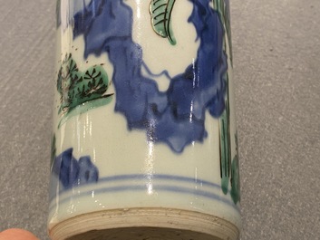 Un vase de forme rouleau en porcelaine de Chine wucai, &eacute;poque Transition