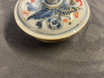 Une th&eacute;i&egrave;re couverte tripod en porcelaine de Chine en bleu, blanc, rouge de fer et dor&eacute;, Kangxi