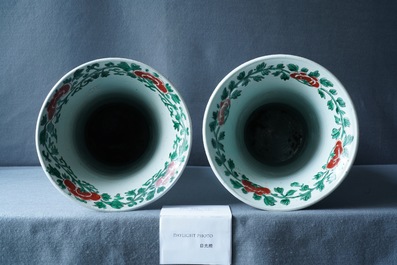 Une paire de grands vases de forme 'gu' en porcelaine de Chine wucai, &eacute;poque Transition