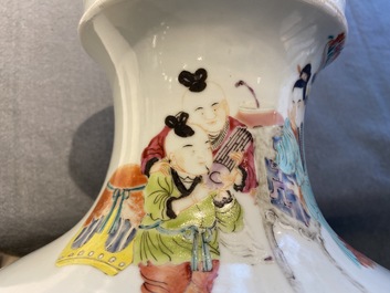 Une paire de vases en porcelaine de Chine famille rose de style Yongzheng, 19/20&egrave;me